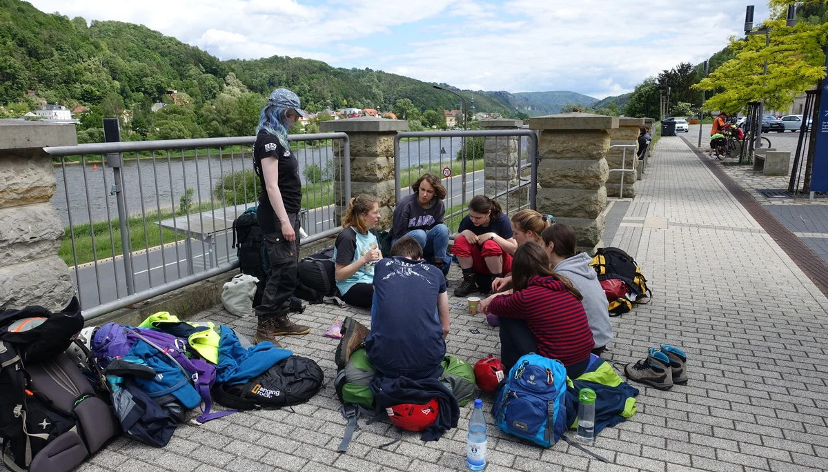 Warten auf den Bus in Bad Schandau | © Louise